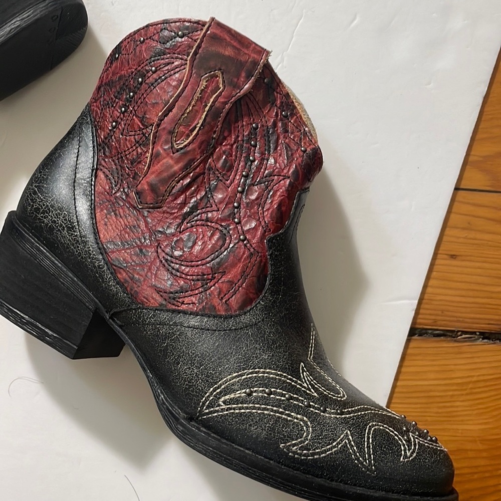 Sterling River black and red boot size 8